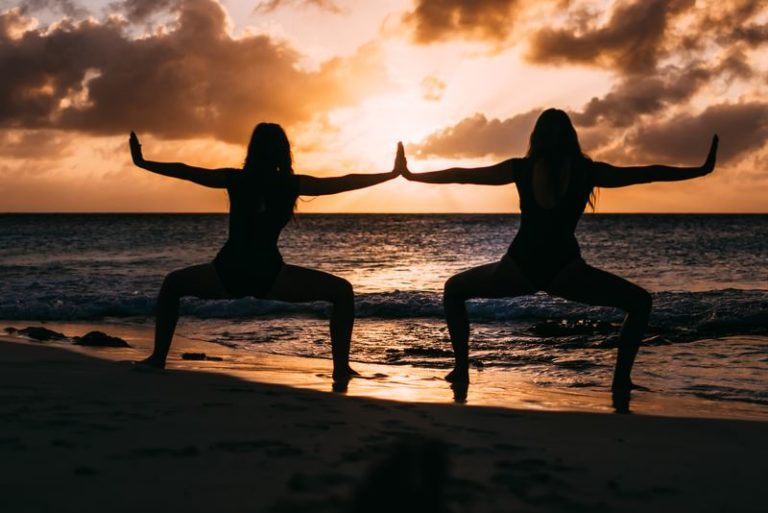 Deze naakte yogaposities met je partner zijn perfect voor valentijn