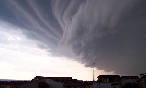 Wat moet je nu juist doen bij stormschade? En wanneer mag je het noodnummer bellen?