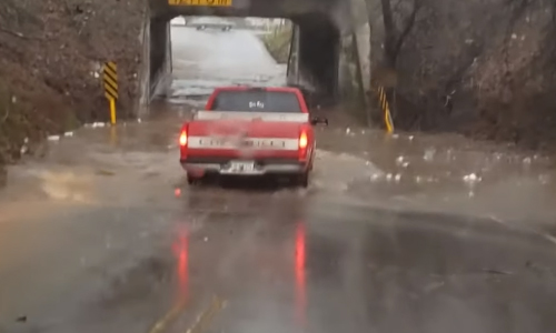 Bestuurder denkt dat zijn auto wel kan winnen van overstroomde weg. Wel… (video)
