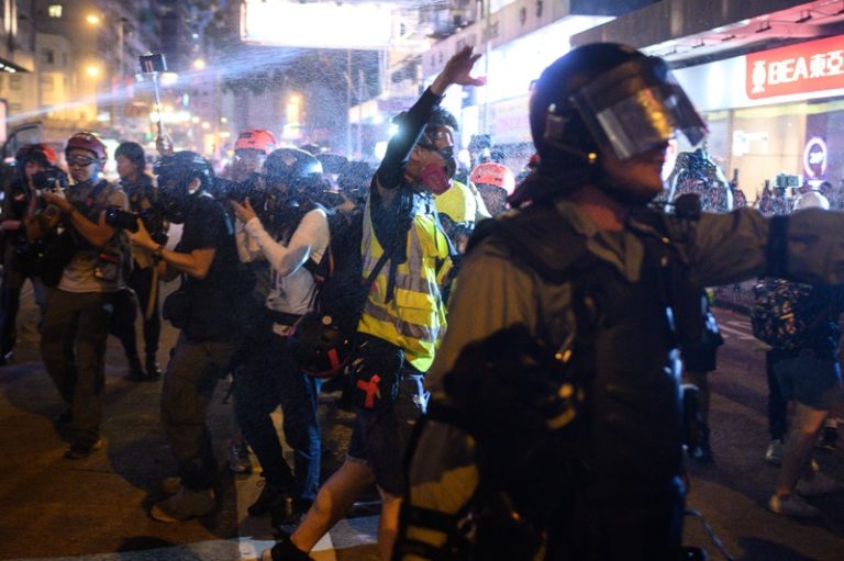 Nederlander (31) steekt vuilnisbak in brand in Hongkong en riskeert 10 jaar cel