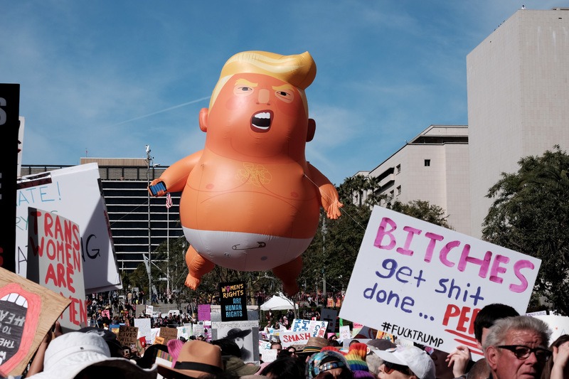 Man moet op woedebeheersingscursus nadat hij Trump-ballon leegprikt