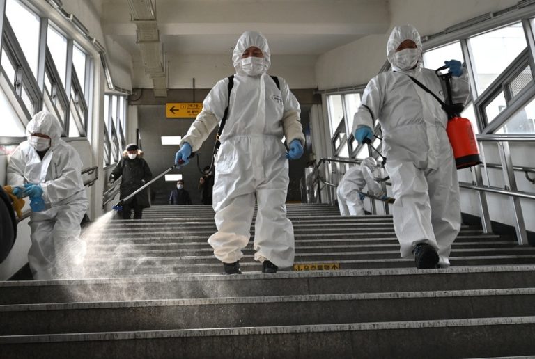 OVERZICHT. Met deze maatregelen wil de regering het coronavirus indammen