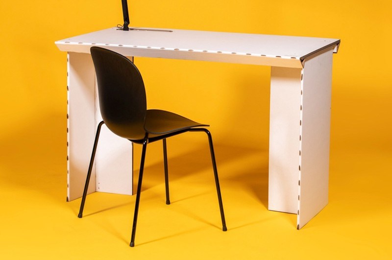 Heb je thuis geen bureau? Zo maak je er snel een uit karton