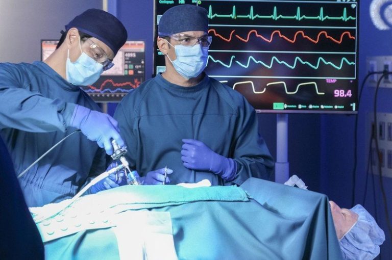 Ziekenhuisseries geven hun mondmaskers weg aan echte dokters