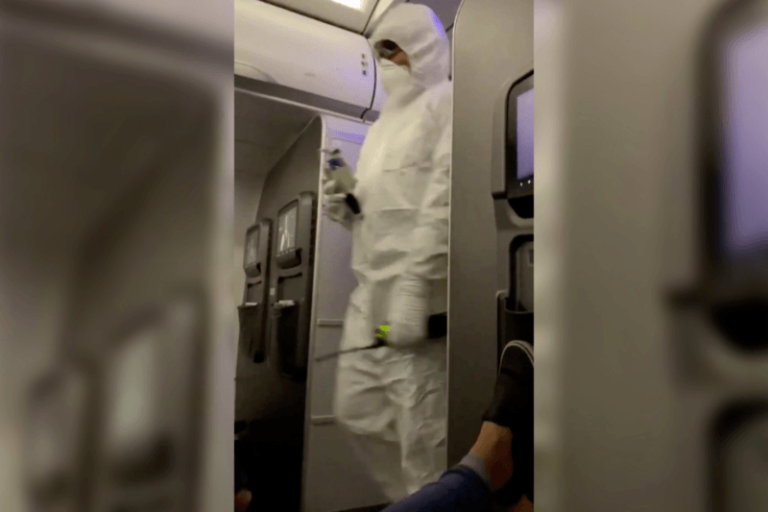Vliegtuigpassagier grapt over besmetting coronavirus, toestel blijft 8 uur aan de grond