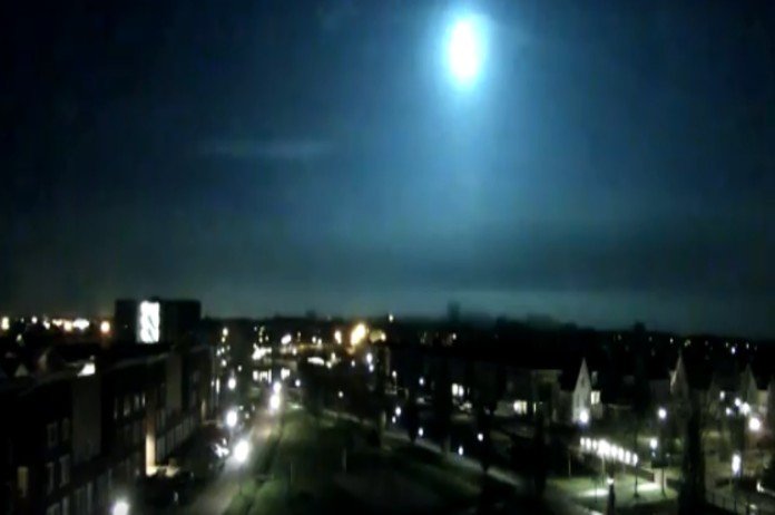 VIDEO. Vallende ster verlicht de nachtelijke hemel boven België en Nederland