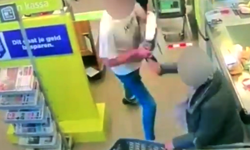 SCHANDALIG: Oudere vrouw maant winkelende man aan om afstand te houden. En dan doet hij DIT! (video)