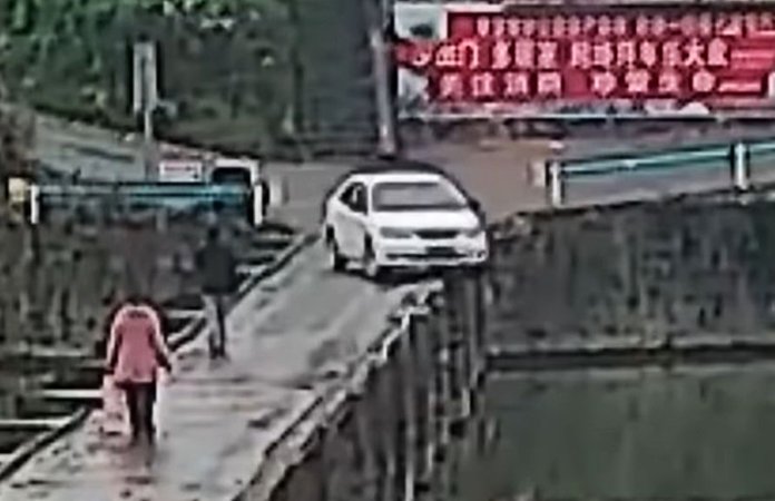 VIDEO. Man rijdt in rivier vlak nadat hij rijbewijs haalt