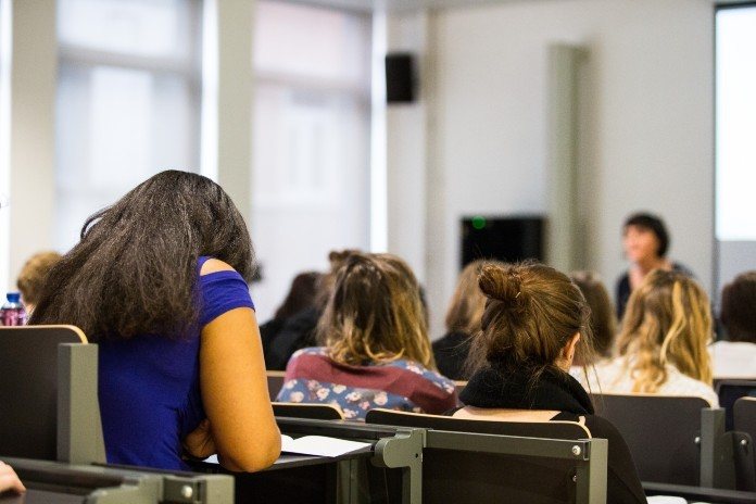 Studeren in tijden van corona: “Ik ben oprecht bang dat ik de komende maanden niet ga rondkomen”