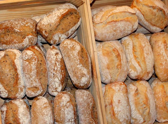 Lidl verwerkt binnenkort overgebleven broden om tot kippenvoer