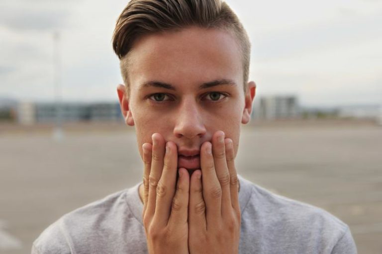 4 tips om minder vaak aan je gezicht te komen
