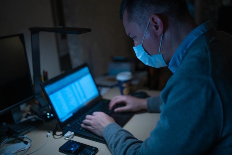 BIZAR. Conferentie over coronavirus wordt afgelast omwille van… coronavirus