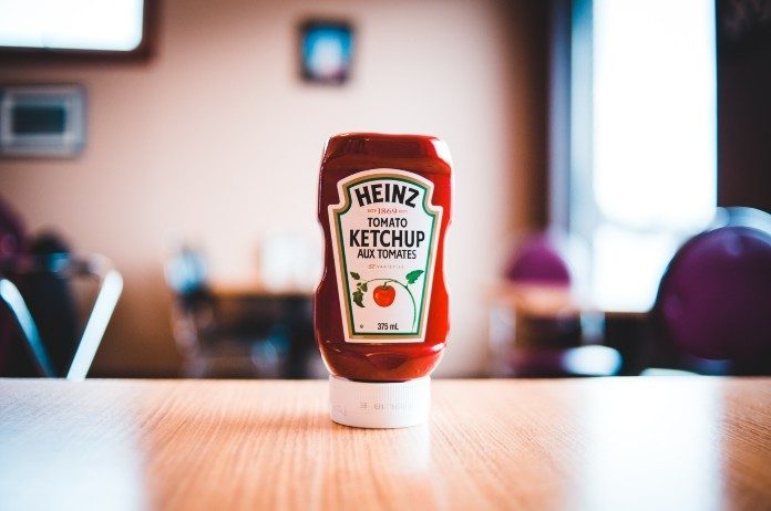 Bewaar je ketchup beter in de kast of in de koelkast?