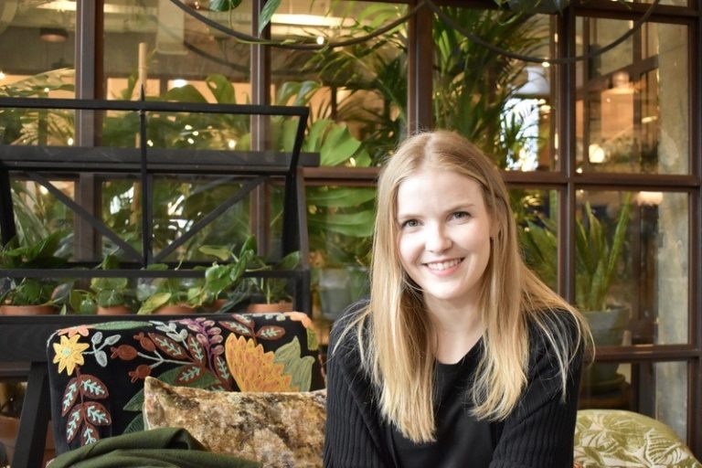 Pendelaar Eline verklapt: “Kijk eerst in je eigen kleerkast voor je iets nieuws koopt”