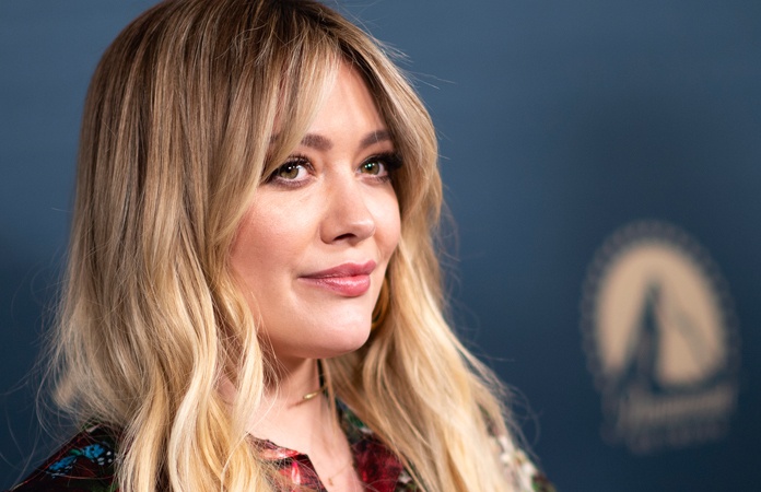 Hilary Duff haalt uit naar feestende millennials: “Stop met oudere mensen te doden”