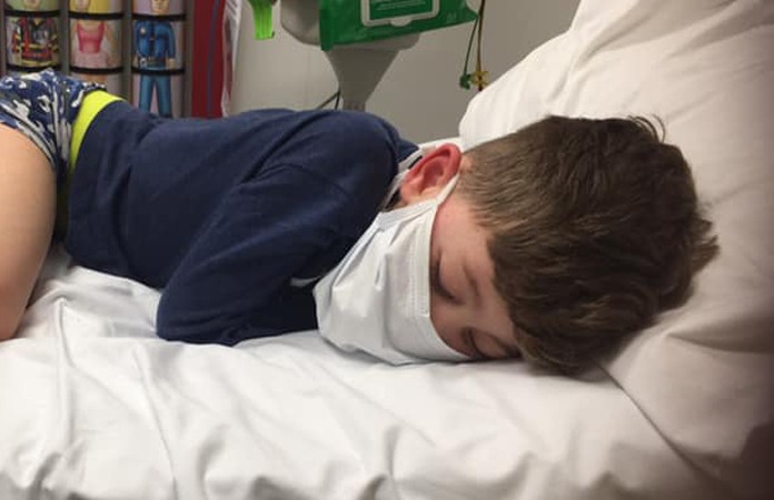 Jongetje (5) opgenomen met coronavirus: “Mama, ga ik nu sterven?”