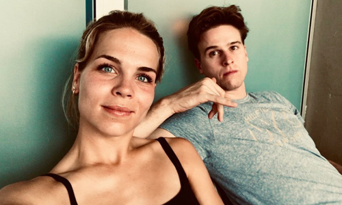 HILARISCH. Klaasje (K3) aan vriendje: “Hoe komen we deze tijd met z’n tweeën door, met jouw dikke nek?” (video)