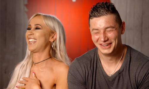 HILARISCH: Aanstekelijke lach van ‘First Dates’-deelnemer gaat viraal (video)