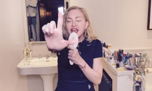Ook Madonna blijft in haar kot en doet DIT ’s nachts in haar badkamer (video)