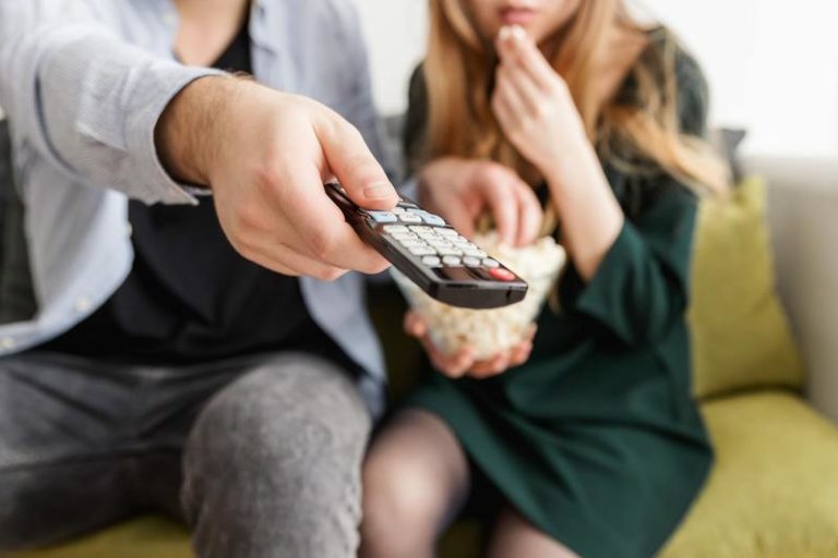 Nederlanders kleven aan televisie door coronacrisis