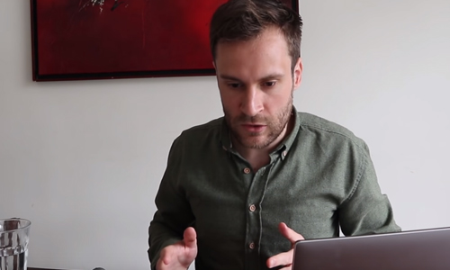 YouTuber confronteert man die mondmaskers verkoopt aan woekerprijzen: “Dat is écht schandalig!” (video)