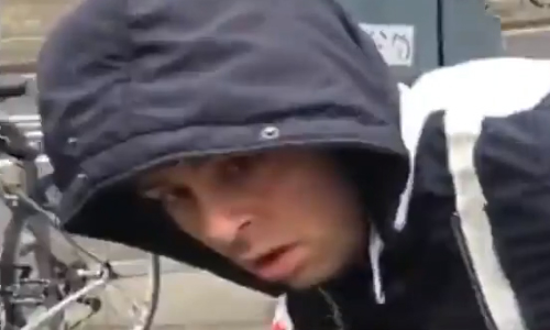 Zo werd deze bedrieglijke ‘straatmuzikant’ op geniale wijze ontmaskerd (video)