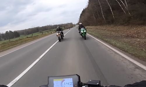 LEVENSGEVAARLIJK: Motard ontsnapt zéér nipt aan twee spookrijders (video)