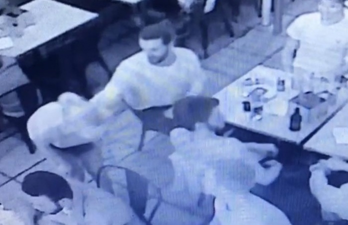 VIDEO. Serveerster woedend op klant die in haar poep knijpt: “Ik voel me een stuk vuil”