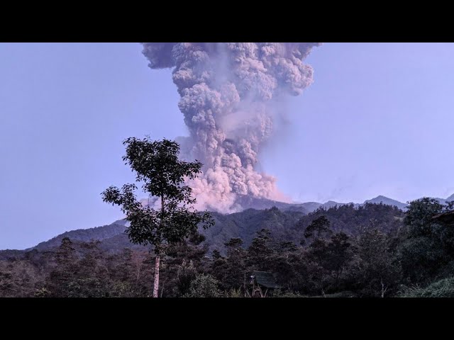 VIDEO. Indonesische vulkaan spuwt as 6.000 meter hoog