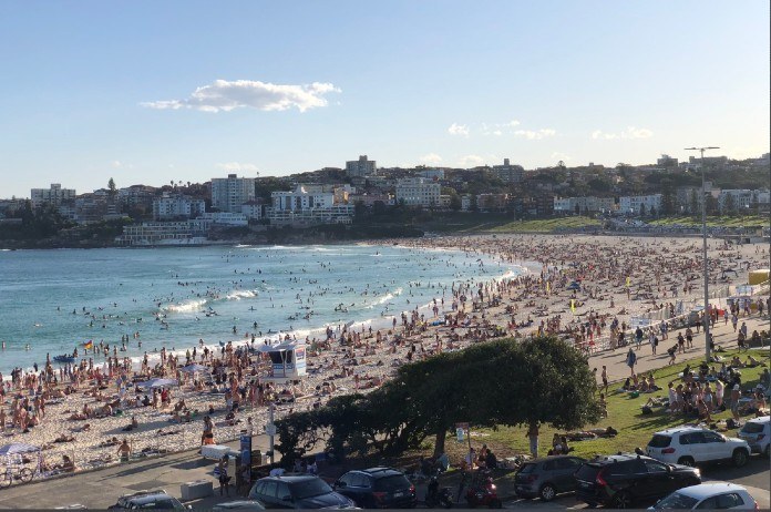 BIZAR. Australiërs lappen coronamaatregelen massaal aan hun laars