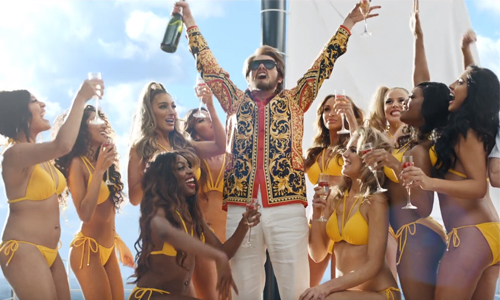 Taylor Swift ‘leert’ onbeschofte man te zijn: “Dus je kijkt eerst naar de borsten en dán naar de kont?” (video)