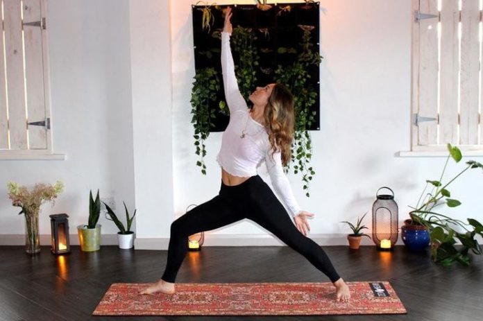 Nood aan beweging? Via deze gratis livestream yoga je vanuit je living