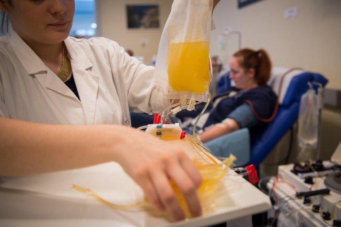 Vrouw dient klacht in tegen Rode Kruis voor weigeren bloedplasma