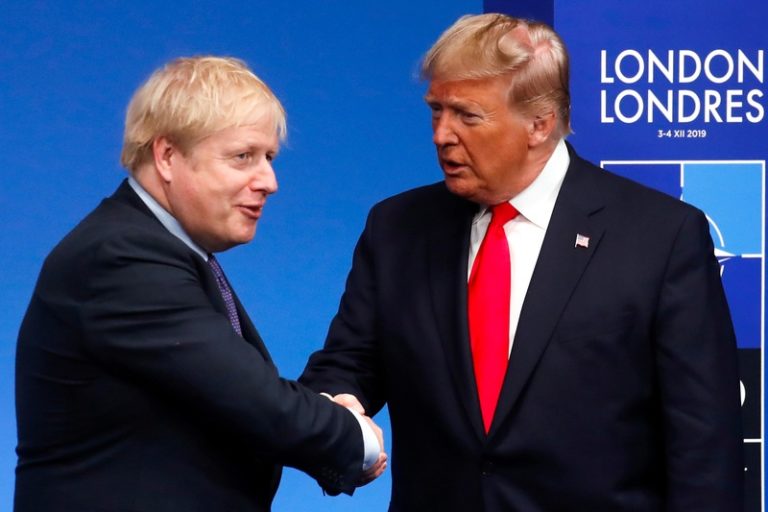 Medische raadgever Trump: “Amerikanen mogen nooit meer handen schudden”