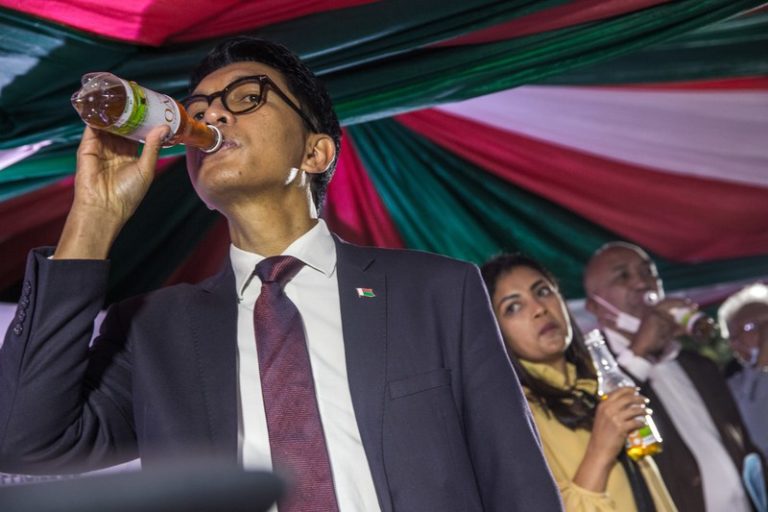 President Madagaskar lanceert vreemd ‘geneesmiddel’ tegen coronavirus