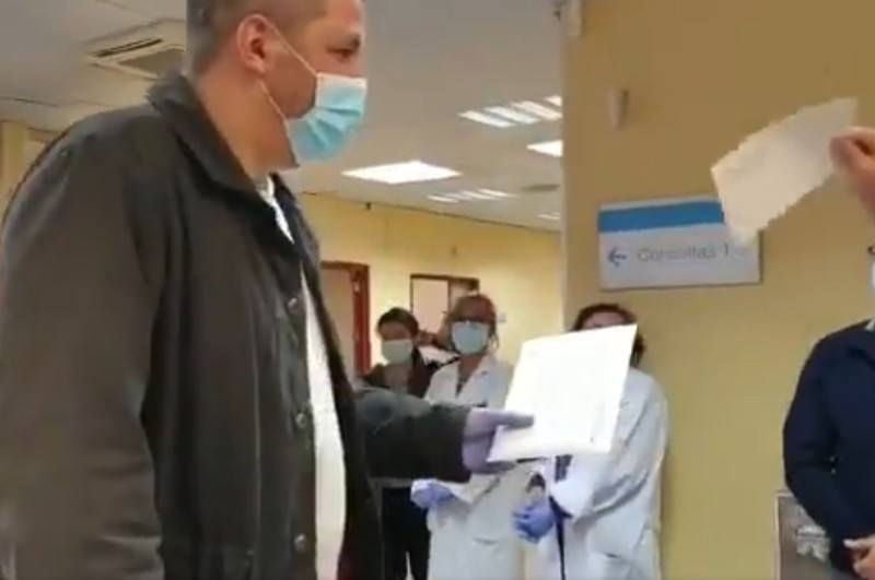 VIDEO. Taxichauffeur die gratis Covidpatiënten vervoert, in tranen na gebaar spoedpersoneel