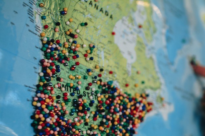 Wereldreiziger die vliegtuig mijdt, zit net voor de finish vast door corona