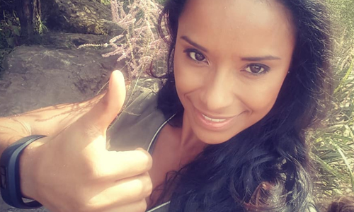 Ex-turnster Aagje Vanwalleghem (32) trekt op acrobatische wijze haar broek uit (video’s)