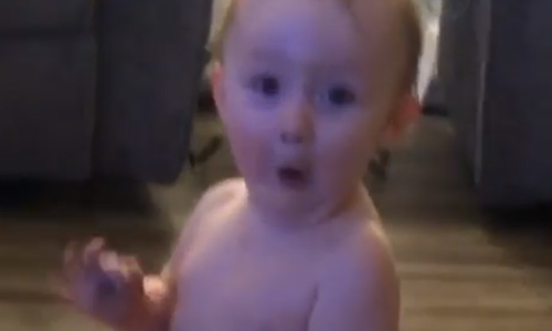 LACHEN: Baby verbaast zichzelf én het internet met succesvolle ‘bottle flip’ (video)