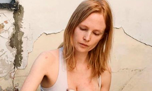 Clara Cleymans bewijst met deze borstvoedingsfoto dat ze goed kan multitasken