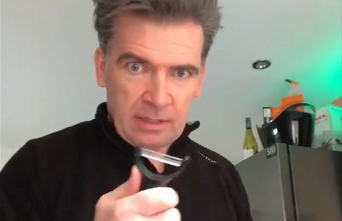 VIDEO. Huh? Dus zo moet je een dunschiller eigenlijk écht gebruiken…