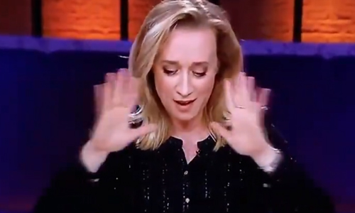 Nederlandse talkshowpresentatrice schaamt zich dood na deze gênante blunder: “Haal het weg!” (video)
