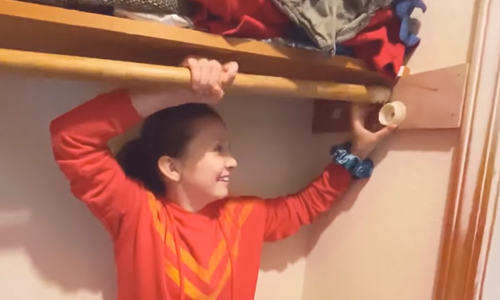 Hilarisch momentje tussen vader en dochter gaat viraal (video)