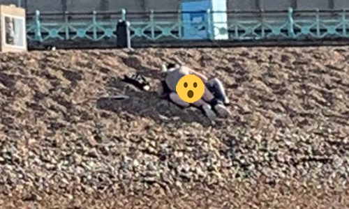 Ophef rond vrijend duo op het strand tijdens lockdown (foto)