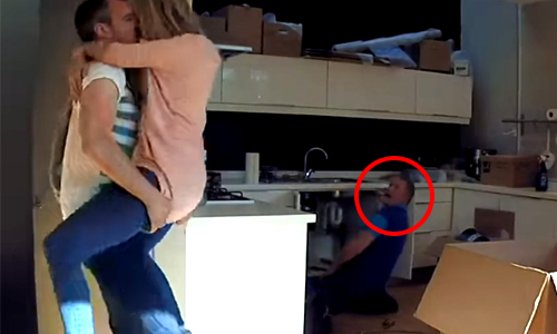 HILARISCH: Loodgieter helpt overspelige dame uit de nood. Maar dan komt hij in een zéér lastige situatie terecht! (video)