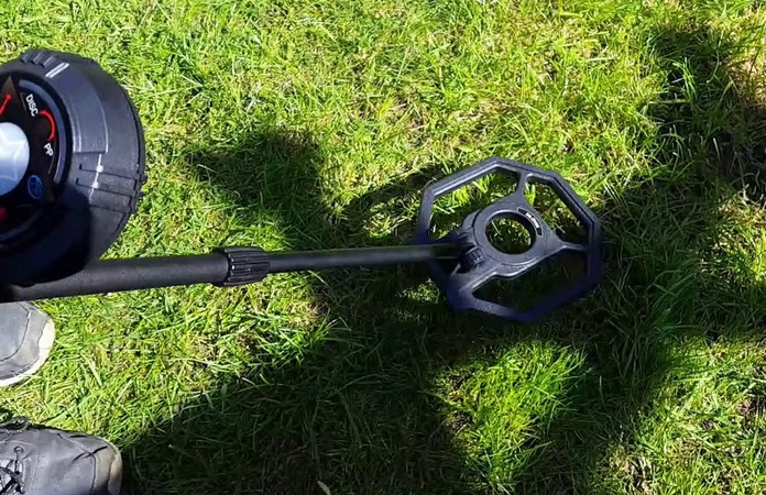 Vrouw doet straffe ontdekking met metaaldetector in tuin: “Ik geloofde mijn ogen niet”