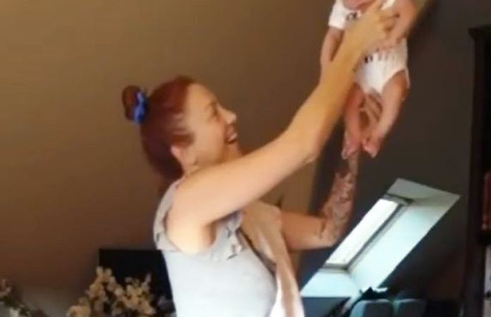 VIDEO. Hilarisch! Natalia speelt ‘Leeuwenkoning’-scène na met pasgeboren baby