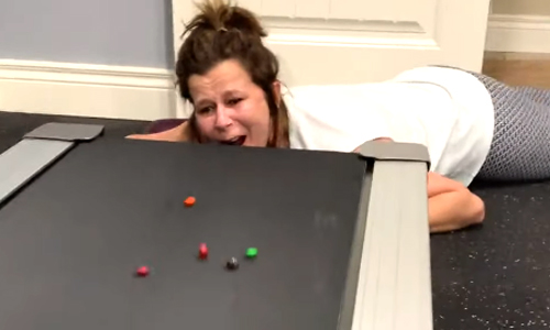 HILARISCH: Deze dame toont dat je een loopband ook kan gebruiken om te snoepen! (video)