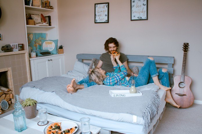 Met deze 10 tips doorstaat je relatie de lockdown