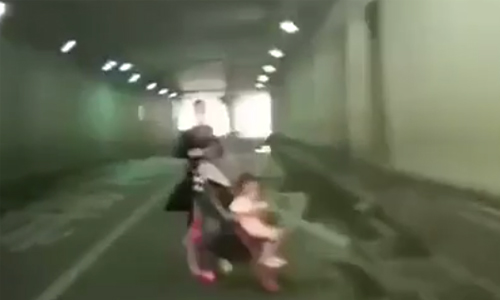 LEVENSGEVAARLIJK: Moeder die met baby in tunnel wandelt, mag alerte automobilist héél dankbaar zijn (video)